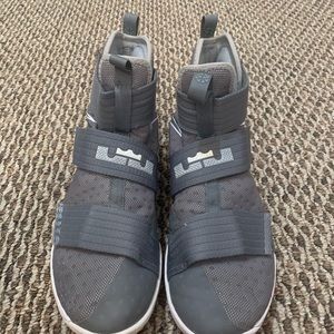 Lebron basketball shoes